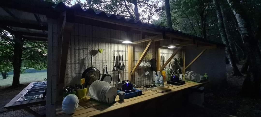 Camping Sous Les Belles Etoiles Peyrilhac Extérieur photo